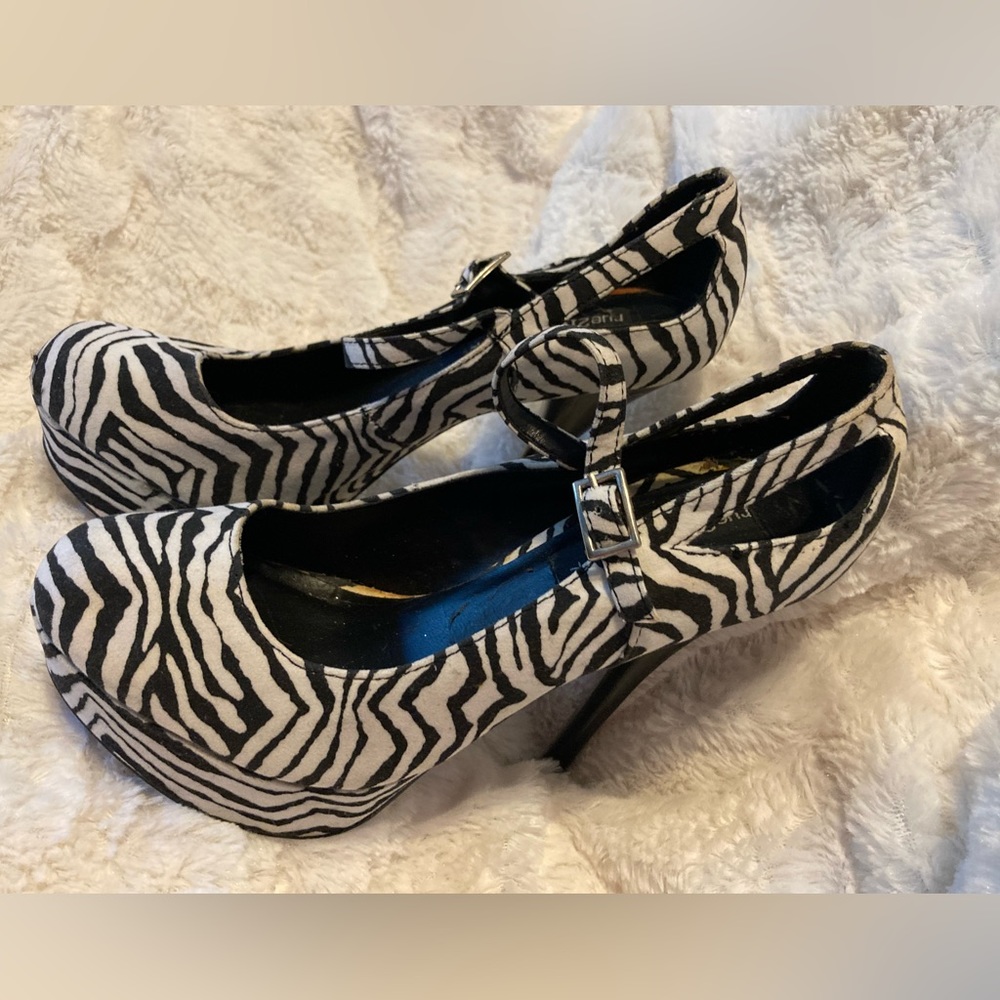 Black & White Zebra Stripes Stiletto High Heel Shoes by Rue 21 etc, sz M (7/8)